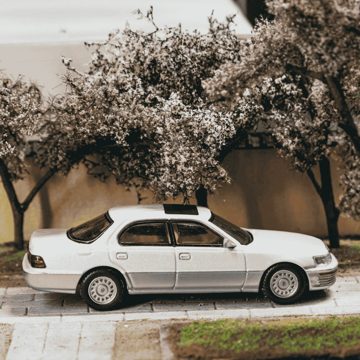 PRE-ORDER Tarmac Works Lexus LS400 (UCF10) Chance of Chase Car, 1:64 Scale (Pearl White)