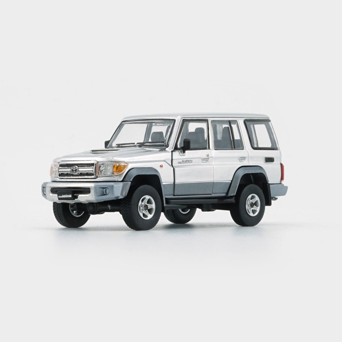 BMC 1:64 Toyota Land Cruiser LC76 – Silver (LHD)