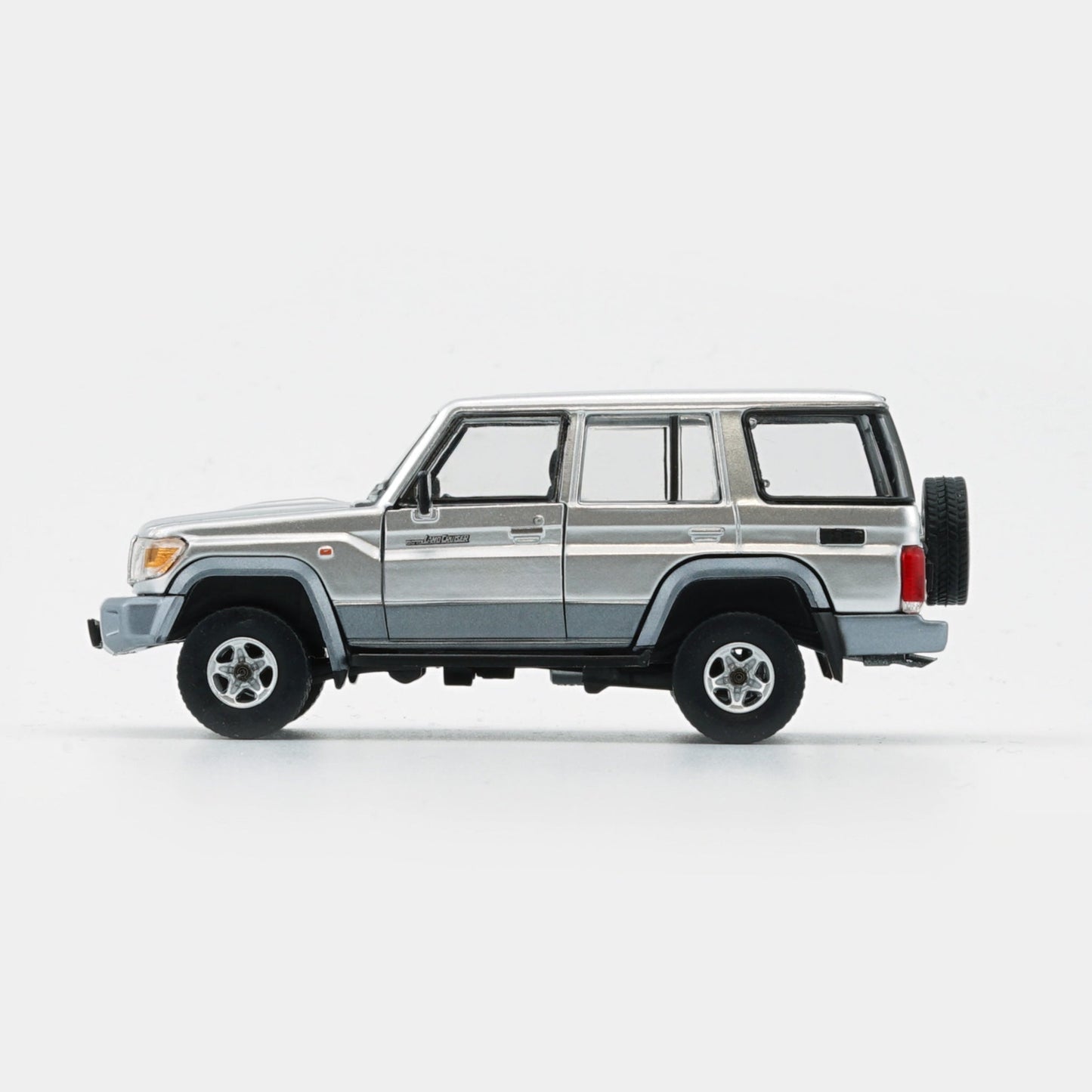 BMC 1:64 Toyota Land Cruiser LC76 – Silver (LHD)
