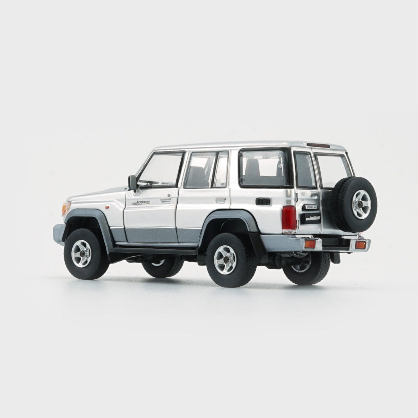 BMC 1:64 Toyota Land Cruiser LC76 – Silver (LHD)