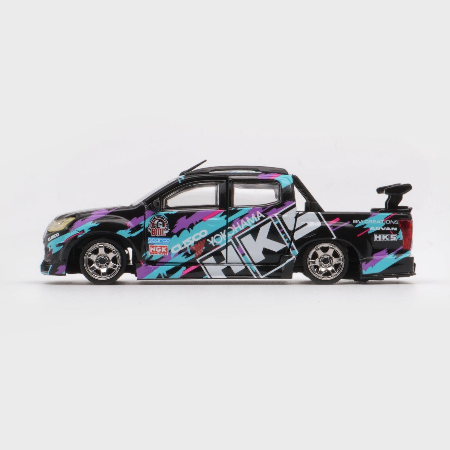 BMC 1:64 Isuzu D-Max 2018 Low Rider HKS (RHD) – TDE 2025 Edition