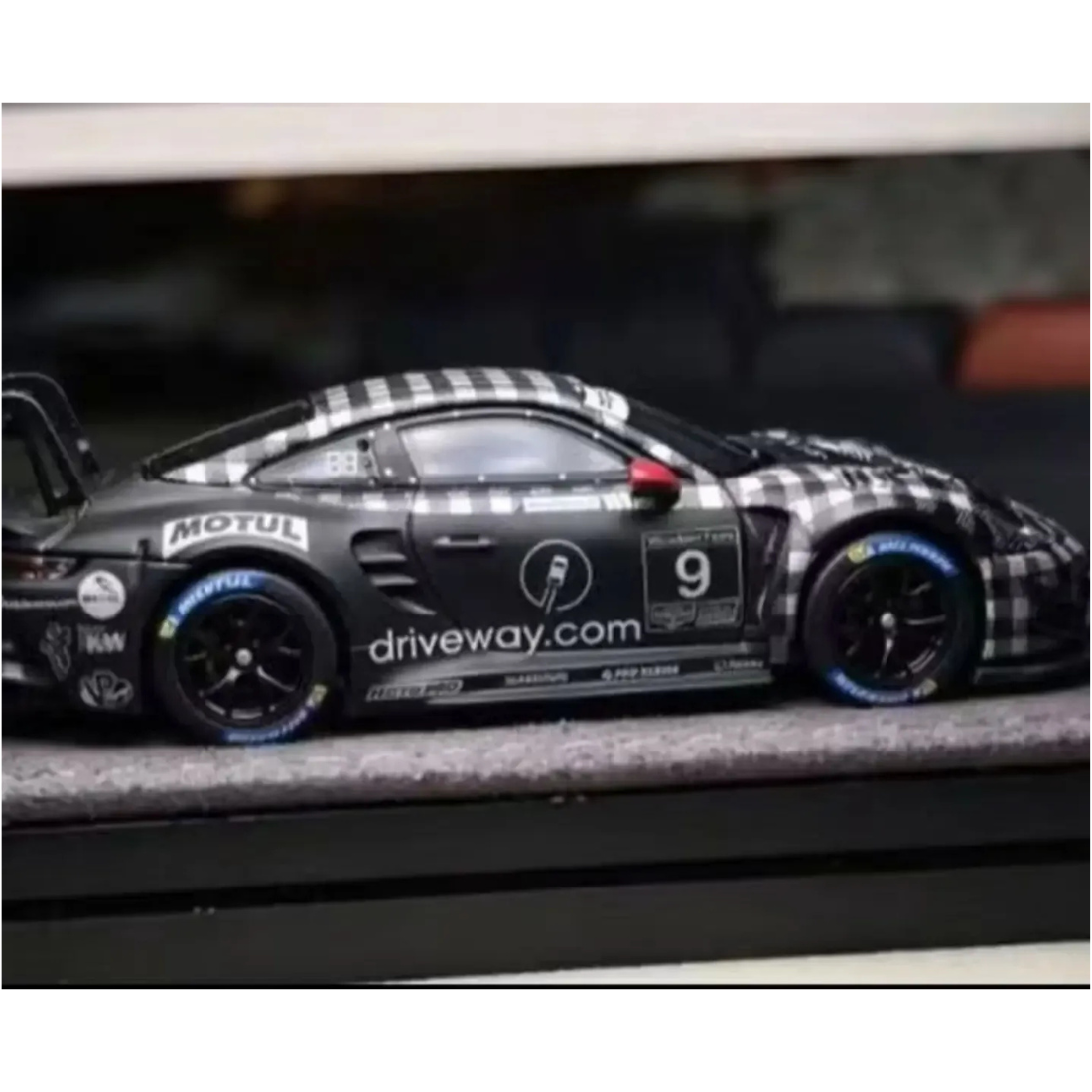 Porsche 911 GT3 R Black & White Checkered by RACELUXE MODEL – 1:64 scale, view 3