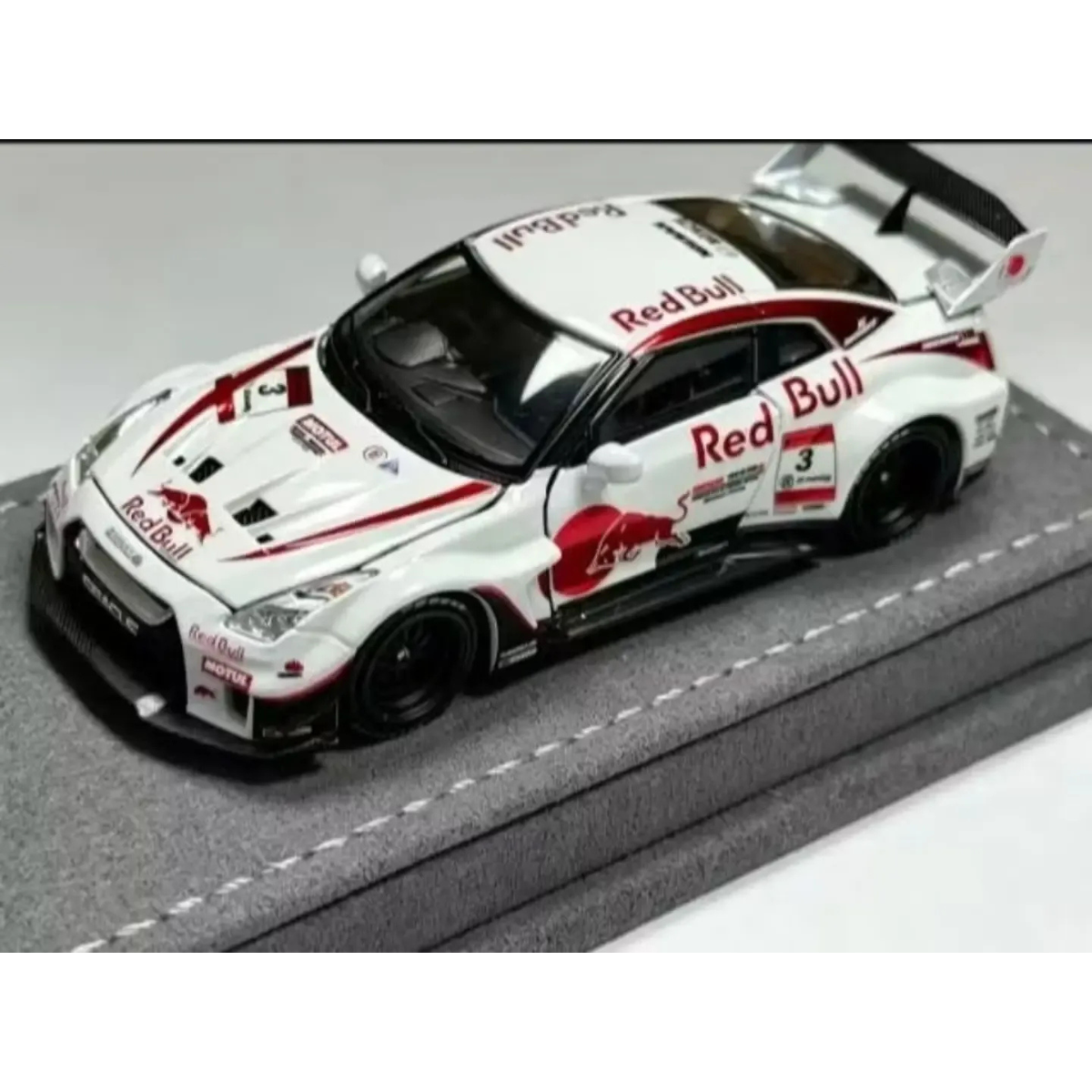 Nissan GT-R R35 RR White Electroplated Red Bull livery (Limited to 499units), 1:64 Scale by AOC – view 1