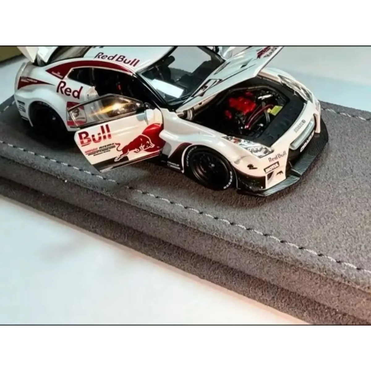 Nissan GT-R R35 RR White Electroplated Red Bull livery (Limited to 499units), 1:64 Scale by AOC – view 4